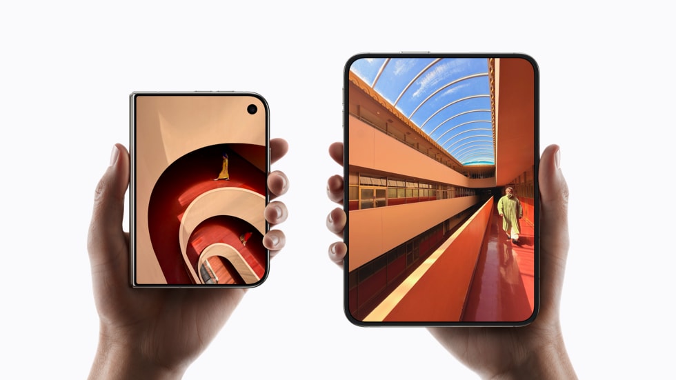 iPhone Duo の画面の大きさが違う2つの状態を手に持った画像